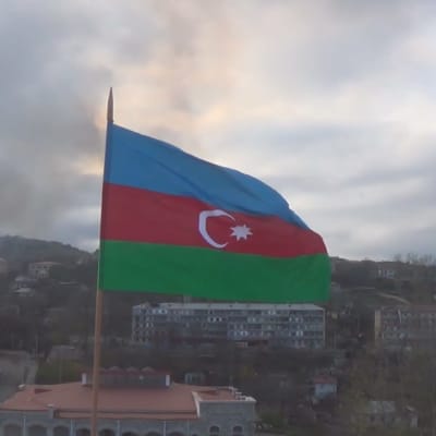 Azerbajdzjans flagga vajar över staden Sjusja. Bilden är från en video som publicerades på det azeriska försvarsministeriets webbplats på måndagen. 