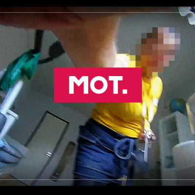 Ohjelman julistekuva, jossa piilokameralla kuvattu kuva, jossa hoitaja kurottaa kameraa. Kasvot on pikselöity. Kuvan keskellä MOT-logo.