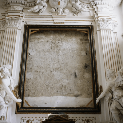 Tyhjä alttaritaulun kehys koristeellisessa barokkikirkossa.