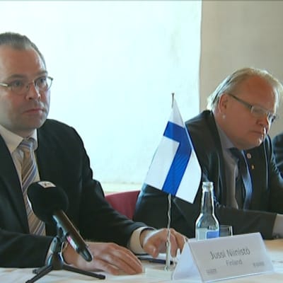 Försvarsminister Jussi Niinistö, försvarsminister Peter Hultqvist och policydirektör Svein Efjestad.