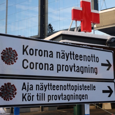 Skylt som pekar mot coronatestning på sjukhusområdet vid Vasa centralsjukhus.