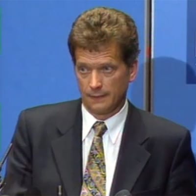 Sauli Niinistö kieltäytyy presidenttiehdokkuudesta (1999).