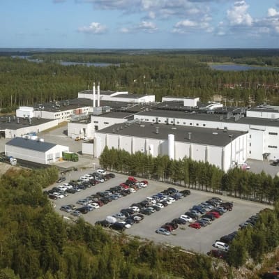 En drönarbild av ett fabriksområde.