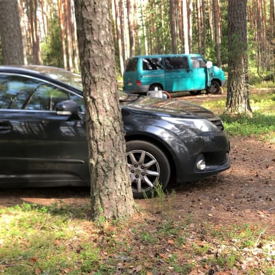 Henkilöauto ja matkailuautoksi muutettu pakettiauto ajettu mäntykankaalle.