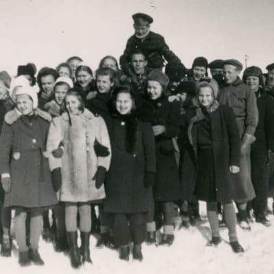 Merin koululuokka Käpylän luistinradan edustalla.