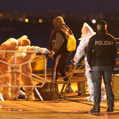 Migranter landstiger i italienska hamnstaden Taranto.