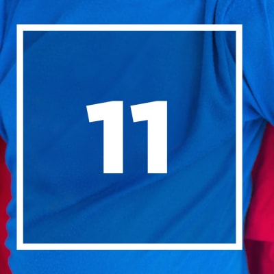 En ruta med siffran 11, i bakgrunden en blå skjorta och röd mantel.