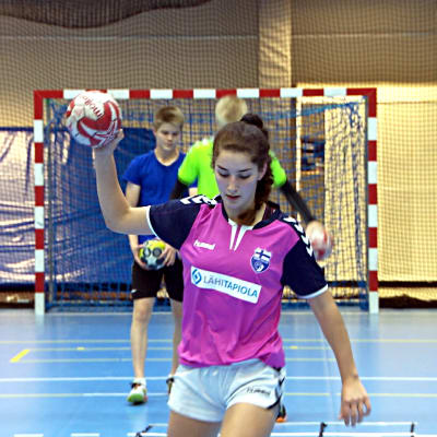 Handbollsspelaren Mariela Lönnqvist tränar handboll i Lojo.