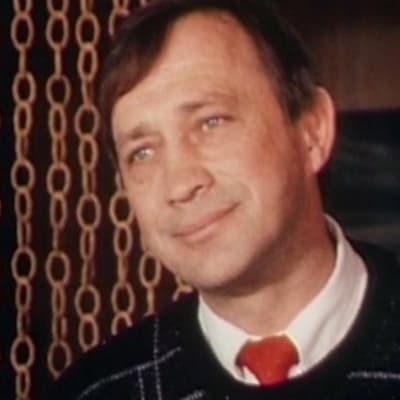 Jääkiekkoilija Matti "Mölli" Keinonen haastateltavana.