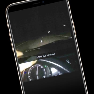 Kännykässä todellinen Snapchatissa lähetetty kuva hetki ennen onnettomuutta. Kuva auton nopeusmittarista ja sen päällä teksti Mennää kovaaa.