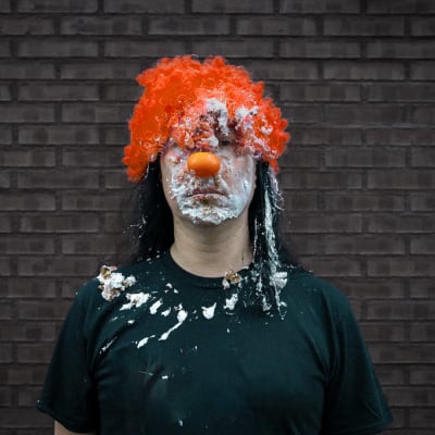 Foto av Kjell Simosas i peruk med clownnäsa inför Näsdagen.