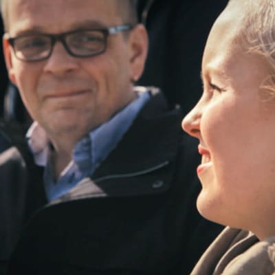 Jasmine perheensä edessä.