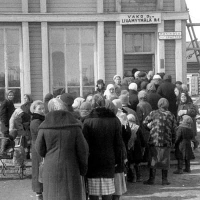 Naisia jonottamassa Vako Oy:n lihamyymälään