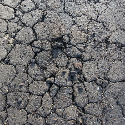 Lähikuva kelirikon vaurioittamasta asfalttitiestä Kaavilla.