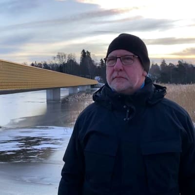 Ilmatieteen laitoksen Jääasiantuntija Jouni Vainio tutkii joulukuun alun jäätilannetta Espoon ja Helsingin rajamailla Laajalahden rannalla.