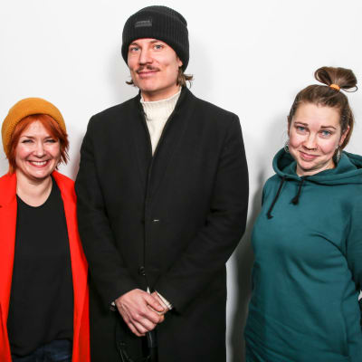 Vasemmalla laulaja Irina, keskellä laulaja Keko Salata ja oikealla Ylen Laura Korhonen.