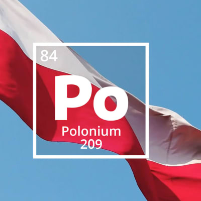 Poloniums kemiska förkortning Po. Polens rödvita flagga i bakgrunden mot en blå himmel.