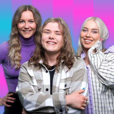 Märta Westerlund, Henkka Remes och Katri Norrlin ler mot kameran. I bakgrunden Eurovisionens blå-lila bakgrund (2024)