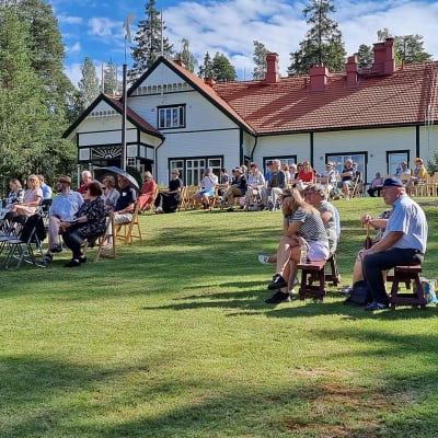 Kotkaniemi foorumin yleisöä museon pihalla Luumäellä