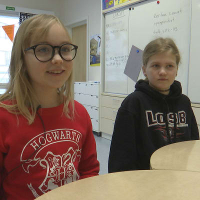 två flickor i skolklass