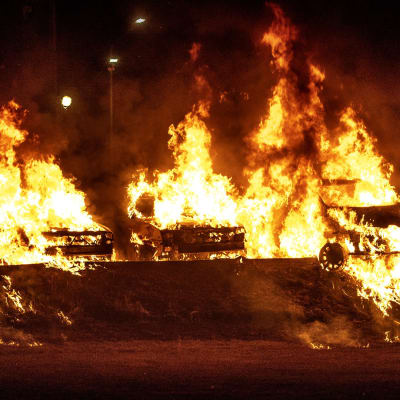 Bilar står i brand i Trollhättan i augusti 2018. 