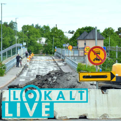 En bro där rivningsarbetet har börjat, ytlagret har skrapats bort. En cyklist och en fotgängare syns på bron. I mitten en hög asfaltrester, till höger en grävmaskin. Trafikmärke förbjuder motorfordonstrafik. Sommar, gröna träd, blå himmel.