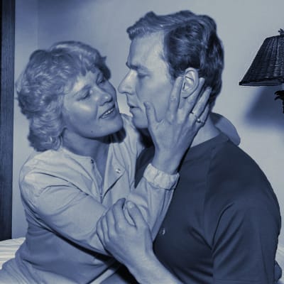 Hautasi on Odessassa -kuunnelmasarjan näyttelijät Marja-Liisa Peuhu (roolinimi Natalia Grigirjeva) ja Markku Nieminen (roolinimi Erkki Saari, toimittaja) 1983