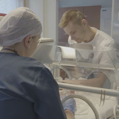 Lari-Matti tapaa ensimmäistä kertaaa vastasyntyneen lapsensa.