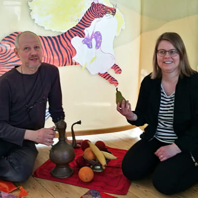 Alexander Reichstein och Katarina Forslund sittter på golvet 