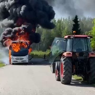 Linja-auto roihuaa tulessa Heinävedellä. 