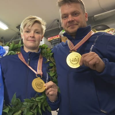 Kirsi Kainulainen och Pekka Päivärinta med sina VM-guldmedaljer 2016