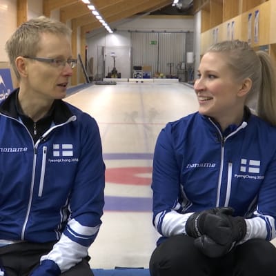 Curlarna Tomi Rantamäki och Oona Kauste sittande i curlinghall