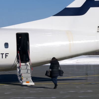 Matkustaja nousee Finnairin ATR-potkuriturbiinikoneeseen Joensuun lentoasemalla