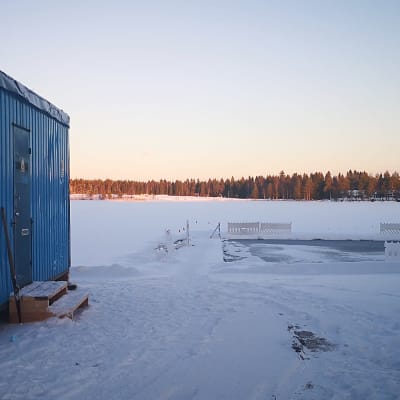 Pukukoppi jonka taustalla näkyy avantouintipaikka.