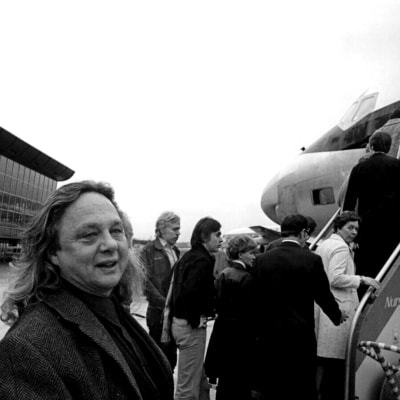 Kalevi Keihänen Helsinki-Vantaan lentoasemalla seuraamassa lentokoneeseen meneviä seuramatkailijoita (1970).