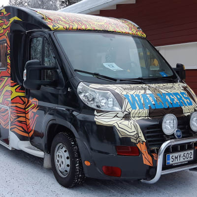 Walkers-matkailuauto parkkipaikalla talvella.
