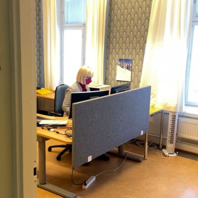Porin aluekeskusrekisterin johtaja Leena Pekola työhuoneessaan.