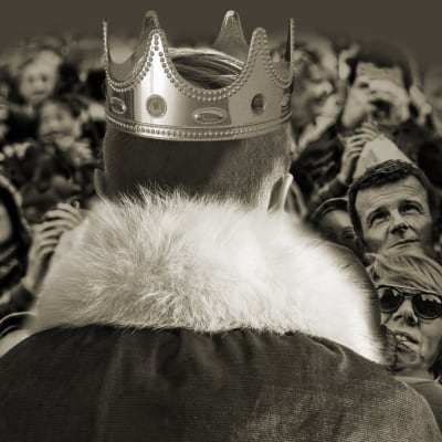 Kuningas Harald -kuunnelman kuvistusta, kuningas ja kansaa