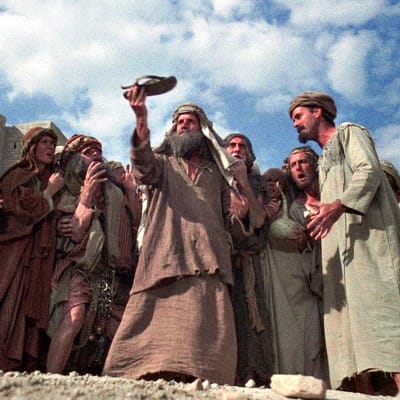 Väkijoukko palvoo kenkää. Kuva Monty Python -elokuvasta Brianin elämä.