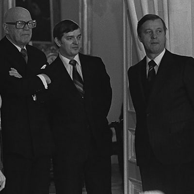 Urho Kekkonen ja adjutantti, Paavo Väyrynen ja Kalevi Sorsa itsenäisyyspäivänä 1977.