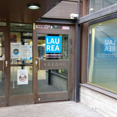 Leppävaaran kampuksen ovi.