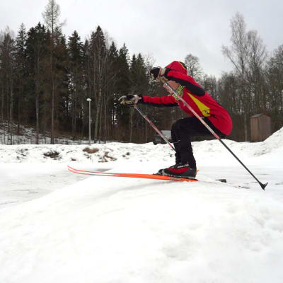En pojke på skidor kommer till en gupp.