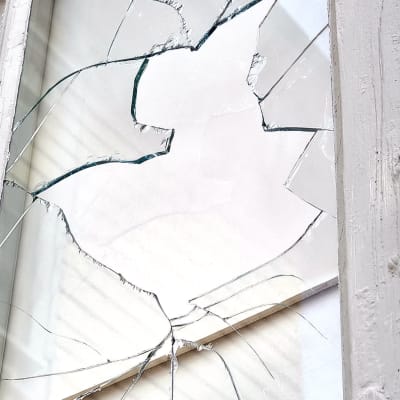 Lappeen Marian kirkon ikkuna rikottu