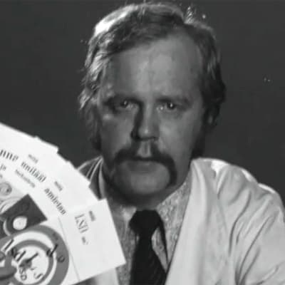 Lääkärintakissa oleva näyttelijä Tauno Karvonen esittelee huumeista kertovia valistuskirjasia tietoiskussa vuonna 1971.