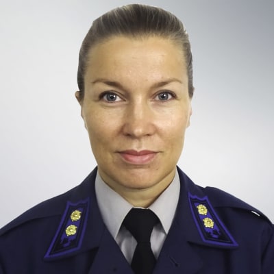 En kvinna i militärisk löjtnantklädsel.