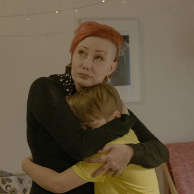 Joensuulainen Jonna halaa poikaansa Onnia.