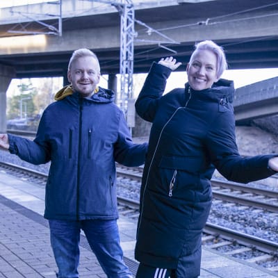 Jyrki Hakanen ja Hanna Kataja-Rahko rautatieasemalla.