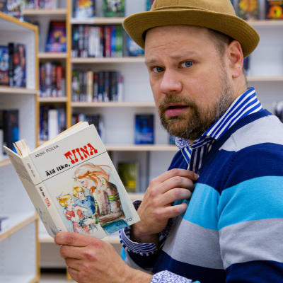 Olli Haapakangas lukee Älä itke, Tiina -kirjaa kirjastossa.
