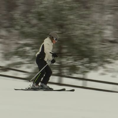En person åker slalom i en backe.