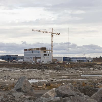 Pyhäjoen ydinvoimalan hallintorakennusta rakennetaan.